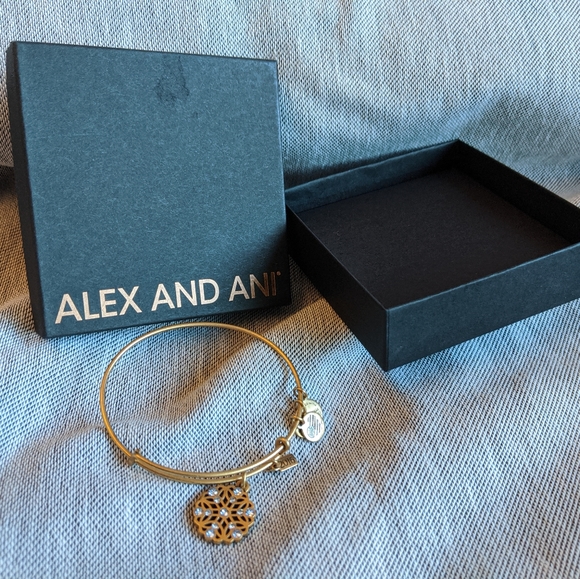 Alex and Ani 2016 Snowflake bracelet gold - Picture 3 of 3